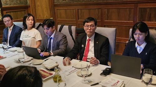 기자간담회 하는 이창용 한국은행 총재