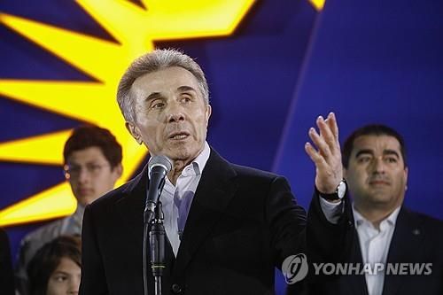 총선 출구조사 결과 발표 후 연설하는 '조지아의 꿈' 비드지나 이바니슈빌리 대표