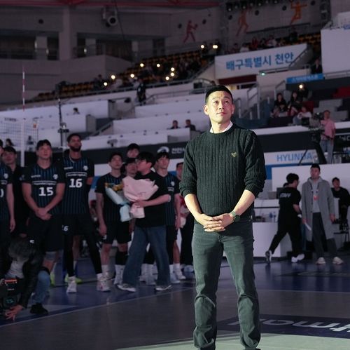 은퇴식에서 자신의 현역 시절 영상을 보는 여오현 코치