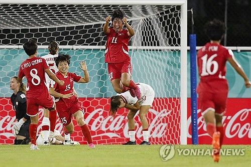 골 넣고 기뻐하는 북한의 최림정(11번)