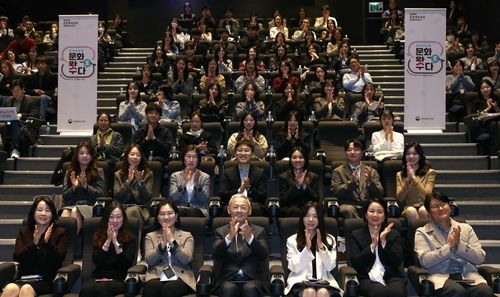 유인촌 문화체육관광부 장관(맨 앞 가운데)과 청년 직원들