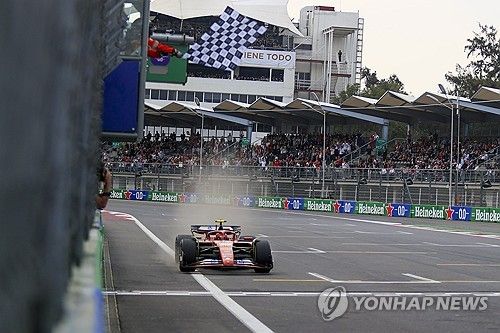 가장 먼저 체커기를 받은 카를로스 사인츠의 머신