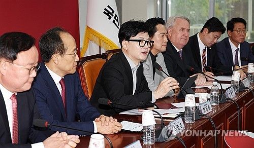 최고위원회의에서 발언하는 한동훈 대표