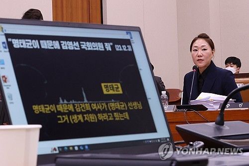 답변하는 강혜경 씨