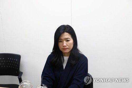 연합뉴스와 인터뷰 중인 직장갑질119 윤지영 대표