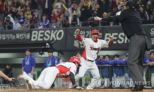 볼넷과 폭투로 동점 만든 KIA