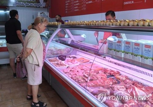 정육점에서 고기를 고르는 아르헨티나 소비자