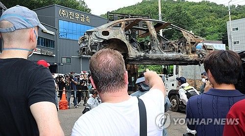 화재 전기차 합동 감식 준비 지켜보는 벤츠 관계자들