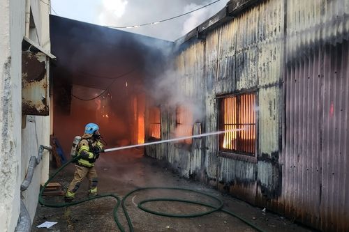 광주 하남산단 창고건물 화재 진압하는 소방대원