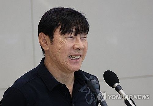 지난 6월 입국하며 기자회견 하는 신태용 감독