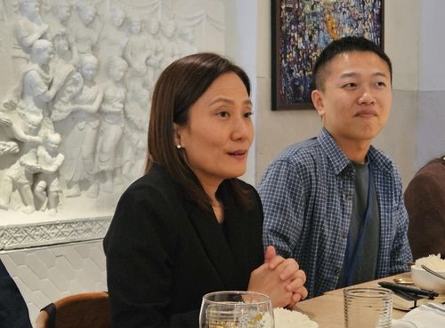 기자들과 대화하는 이수형 한국은행 금융통화위원