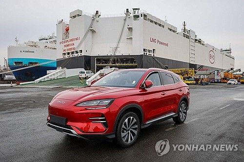 독일 항구에 서 있는 비야디 승용차