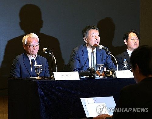 (왼쪽부터) 강성두 영풍 사장과 김광일 MBK파트너스 부회장, 이성훈 베이커매킨지코리아 변호사. [연합뉴스 자료사진]