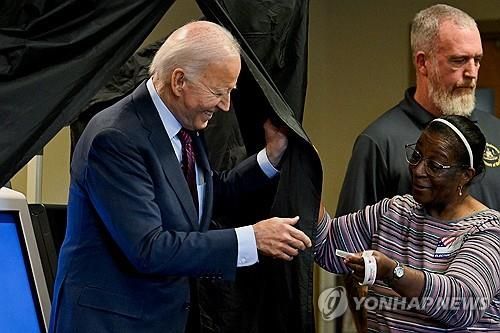 미국 대선 8일 앞두고 사전투표한 조 바이든 대통령