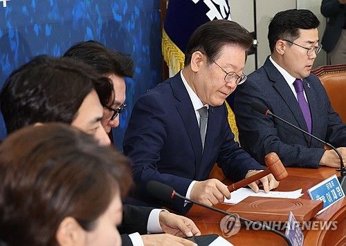 의사봉 두드리는 이재명 대표