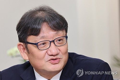 질문에 답하는 권기섭 경사노위 위원장
