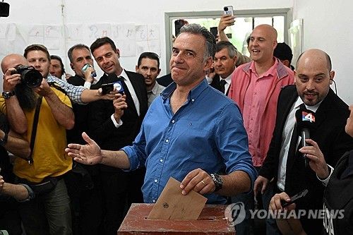 대선 투표하는 우루과이 중도좌파 오르시 후보