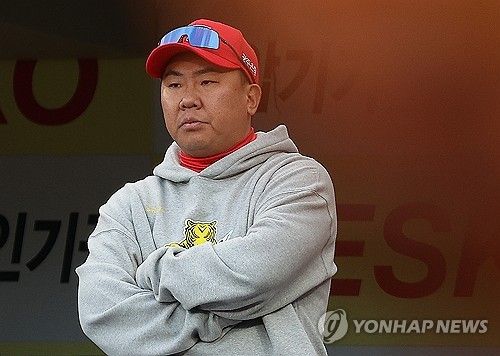 경기 지켜보는 이범호 감독