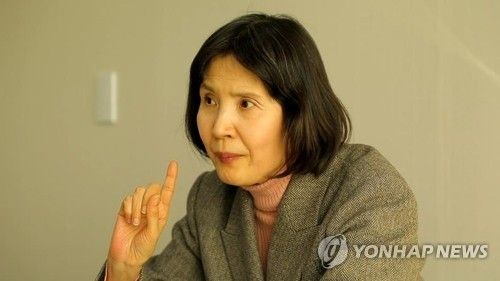 연합뉴스와 인터뷰 중인 시인 최영미