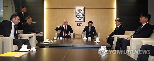 자리에 앉은 정몽규 축협 회장과 잔니 인판티노 FIFA 회장