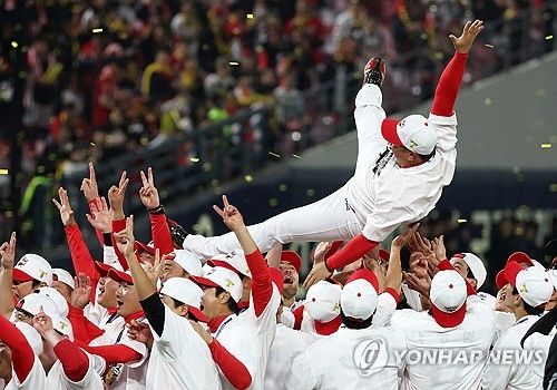 헹가래 받는 이범호 감독