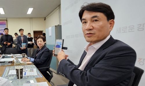 모바일 강원생활도민증 발급 설명하는 김진태 지사 