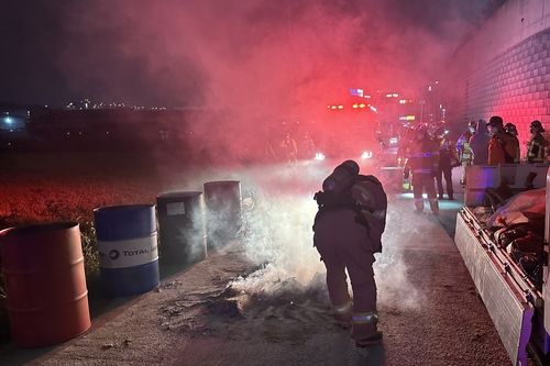 트럭 적재함 화학물질 자연발화…안전조치하는 소방관