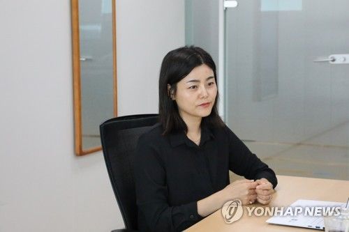 연합뉴스와 인터뷰 중인 윤미숙 교사노조연맹 부위원장