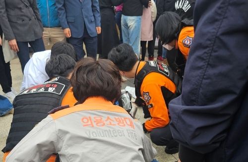 지난 26일 제주시 탑동광장 행사장에서 기도 폐쇄 환자 응급처치 중인 소방당국