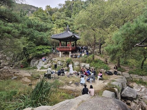 '서촌 브랜드 위크'의 일환으로 지난 25일 수성동계곡에서 열린 콘서트