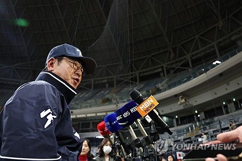 인터뷰하는 류중일 프리미어12 한국 야구대표팀 감독