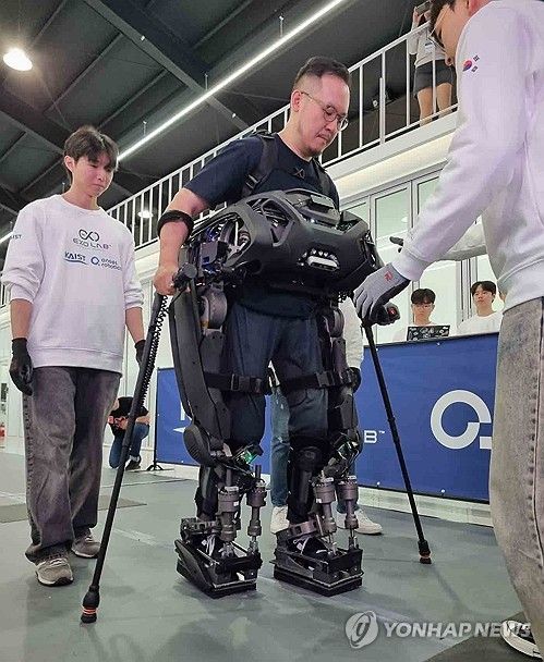 웨어러블 로봇 입고 걷는 김승환 연구원