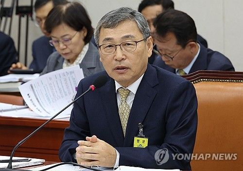 답변하는 정근식 서울시교육감