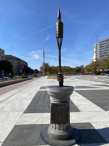 백악관 인근에 설치된 트럼프 풍자 조형물