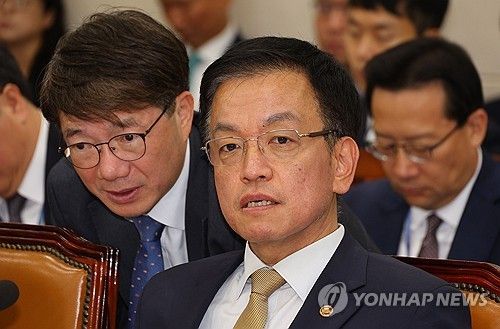 관계자와 대화하는 최상목 부총리