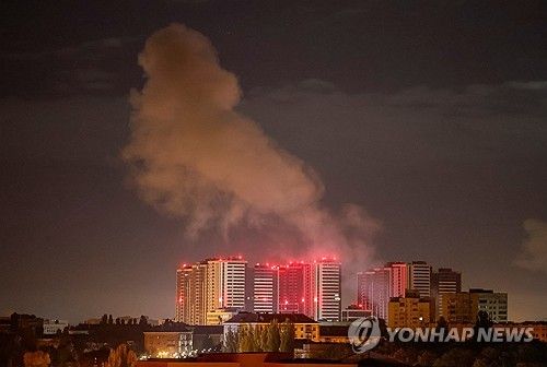 (키이우 로이터=연합뉴스) 29일(현지시간) 우크라이나 키이우에서 러시아의 드론 공격 후 발생한 화재로 연기가 올라오는 모습. 2024.10.29 photo@yna.co.kr