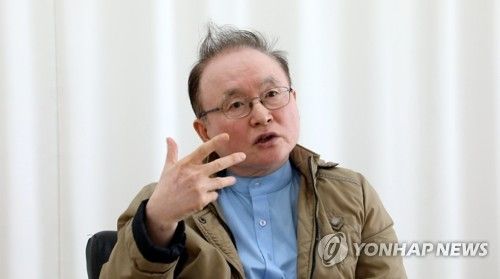 연합뉴스와 인터뷰 중인 김달성 포천이주노동자센터 대표