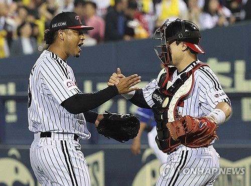 기뻐하는 LG 에르난데스와 박동원