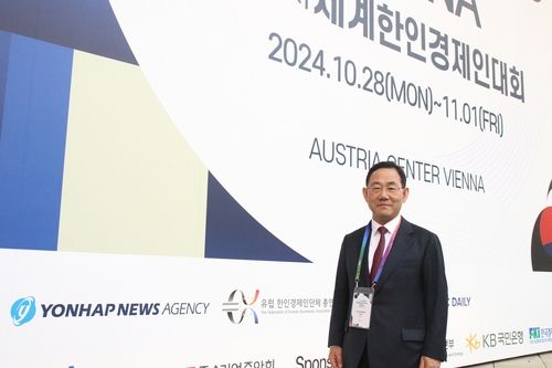 연합뉴스와 인터뷰한 뒤 포즈 취하는 주호영 국회부의장