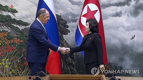 지난해 평양을 방문한 러시아 외무장관과 악수하는 최선희 외무상