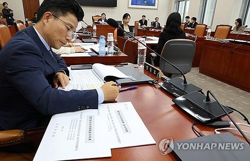 교육위 법안심사소위 주재하는 문정복 소위원장