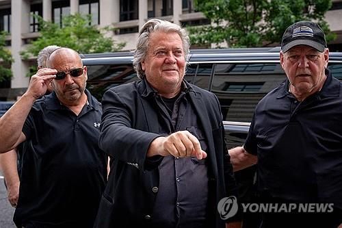 수감되는 트럼프 전 미국 대통령의 책사 스티브 배넌 