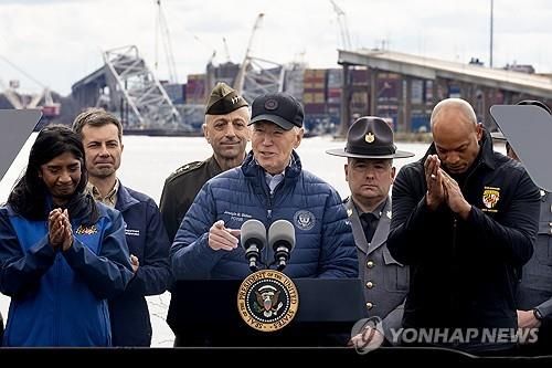 볼티모어항에서 발언하는 조 바이든 미국 대통령