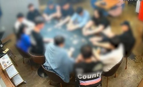 불법 도박하는 홀덤펍 내부