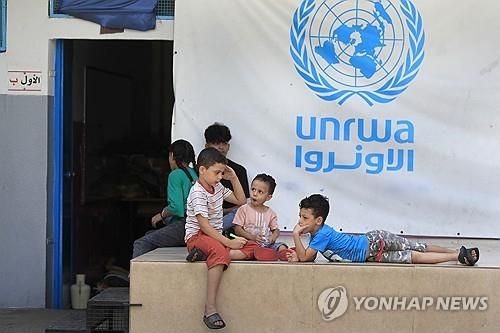 UNRWA 학교 앞에 앉아있는 팔레스타인 아이들