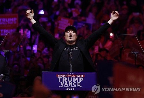 지난 27일(현지시간) 트럼프 지원 유세 나선 일론 머스크 