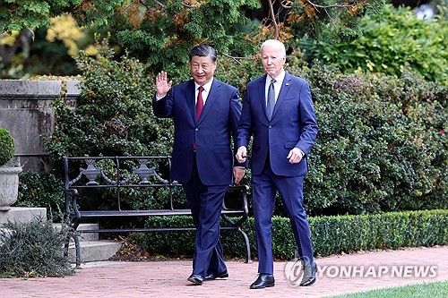 나란히 걷는 시진핑·바이든