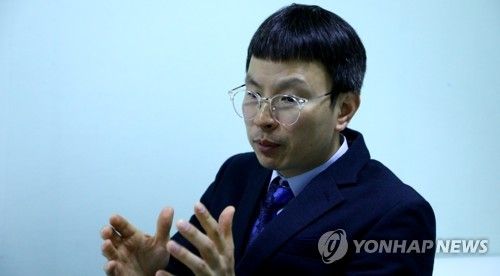 연합뉴스와 인터뷰 중인 조윤환 고아권익연대 대표
