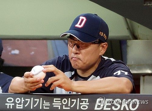 경기 지켜보는 이승엽 감독