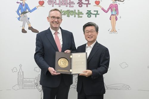 명예구민증을 받은 뒤 김길성 중구청장과 함께한 콜린 크룩스 주한영국대사(왼쪽) 